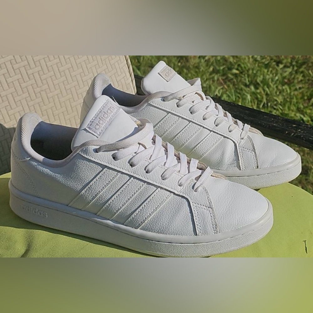 White Adidas sneakers used and in good condition. Offers accepted!